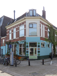908315 Gezicht op het hoekpand Vleutenseweg 76 (Restaurant Studio Sugar Snap) te Utrecht, met links de Sumatrastraat.
